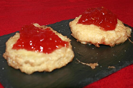 Receta de tempura de queso de cabra con confitura, presentacion a