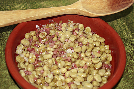 Receta de habitas con jamon, presentacion a