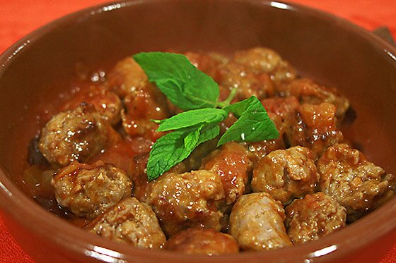 Receta de albondigas con tomate, presentacion a