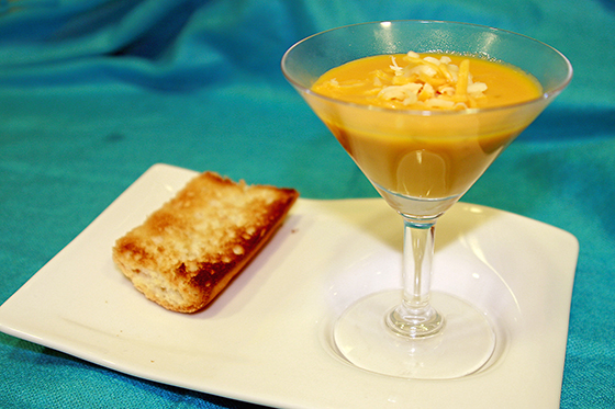 Copa de crema de calabaza y queso, presentacion a